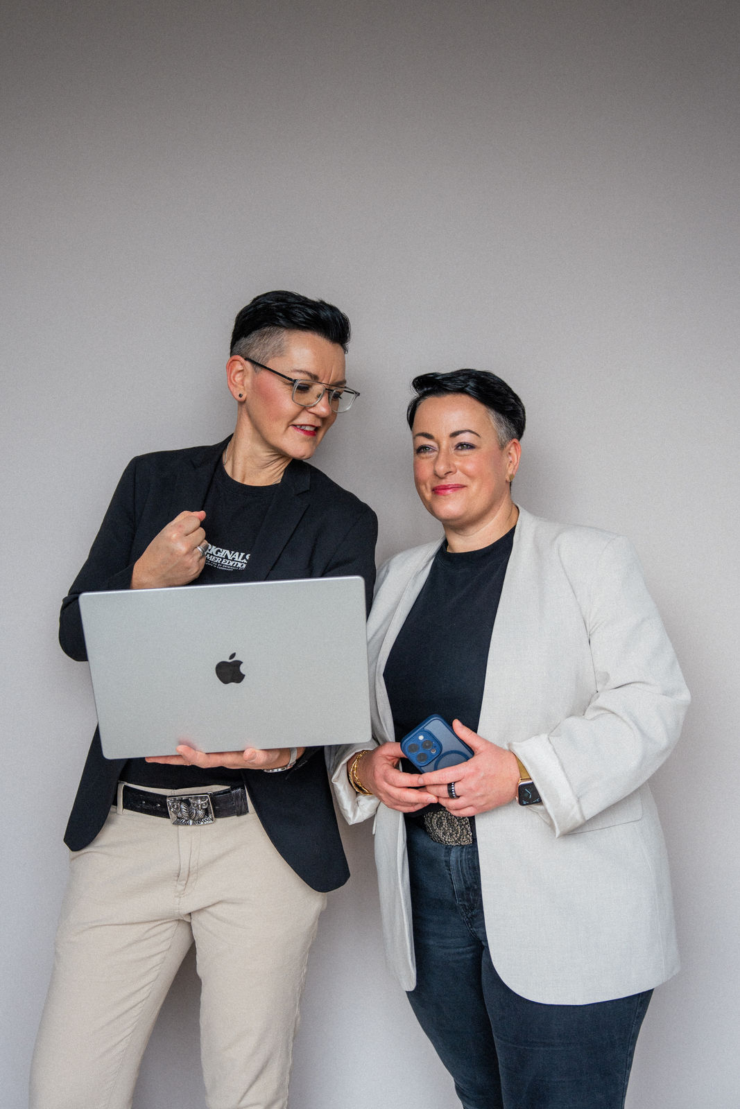 Zwei Beauty-Unternehmerinnen schauen gemeinsam auf einen Laptop